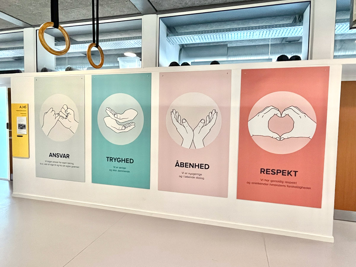 Ophængte posterdesigns hos Fysioterapeutuddannelsen